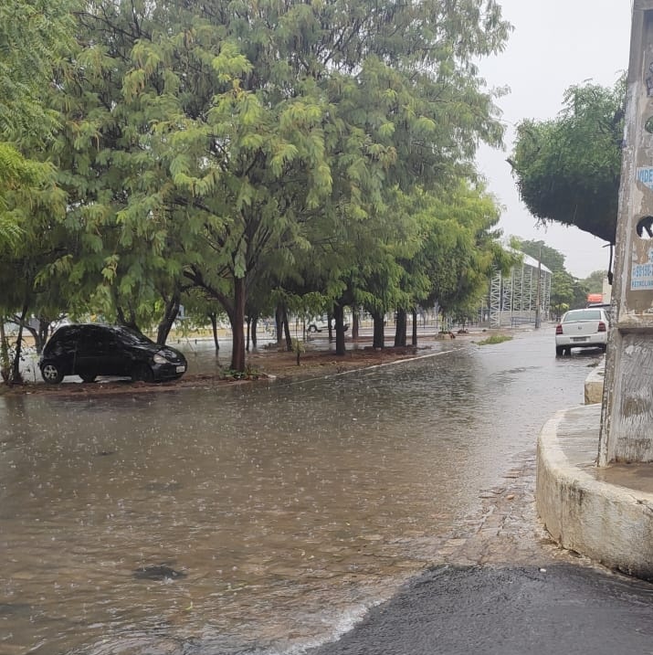 "Petrolina cresceu na economia dos ricos. Chuvas mostram a pobreza das periferias", diz morador do bairro Dom Avelar