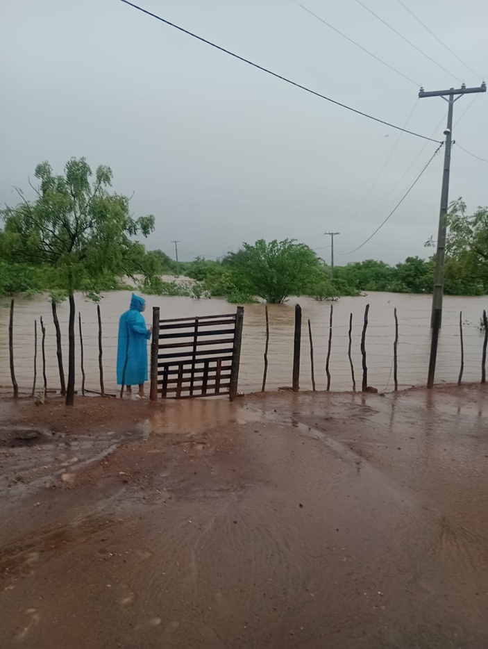 Chuvas: família da Fazenda Barra Bonita, zona rural de Juazeiro, pede socorro: "Estamos no telhado da casa"