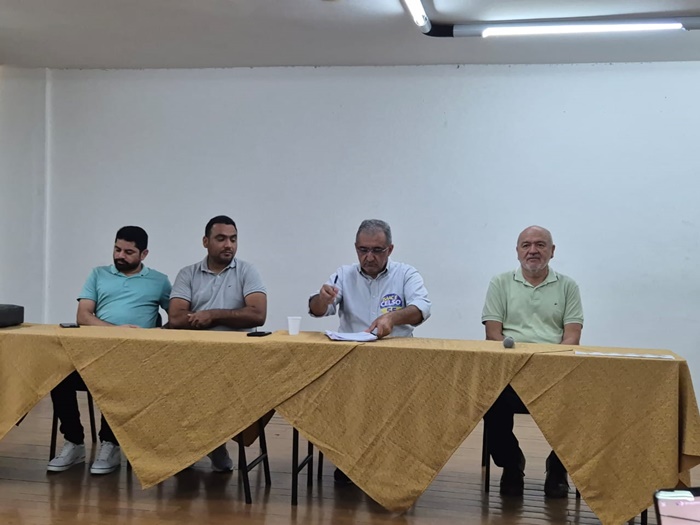 Ex-prefeito de Juazeiro, Isaac Carvalho iniciou a coletiva de imprensa alfinetando PCdoB e Partido Verde: Fui traído e prejudicaram minha candidatura