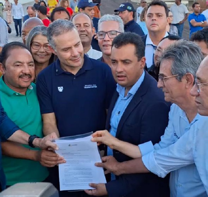 Ministro Renan vistoria obras de travessias urbanas em Juazeiro e Petrolina e prefeitos das duas cidades reivindicam nova ponte