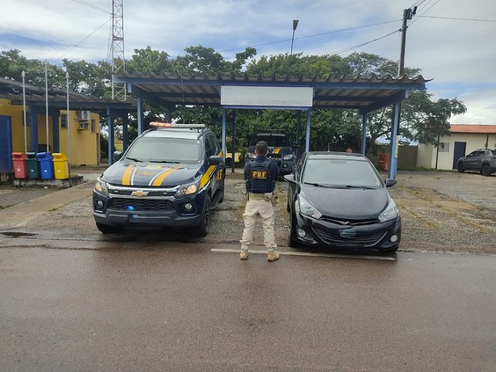 PRF apreende veículo roubado e encaminha condutor à polícia em Capim Grosso (BA)