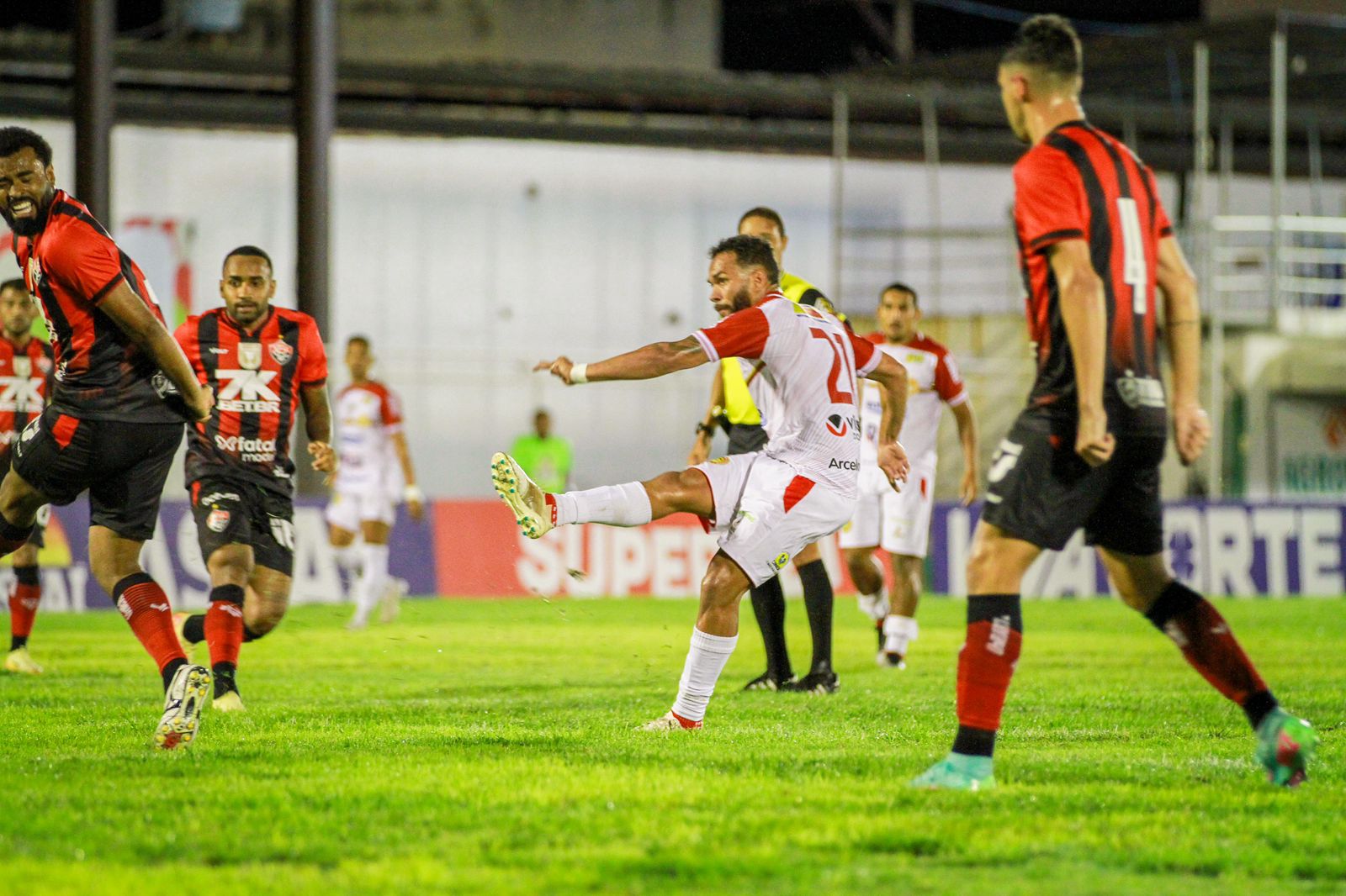 Campeonato Baiano: Numa noite de muitas falhas, Juazeirense perde em casa para o Vitória