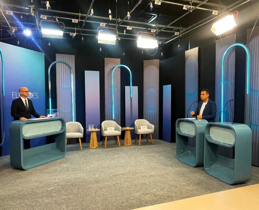 Com ausência de candidatos, debate na TV São Francisco (Globo) se transformou em entrevista com Andrei, único presente. 