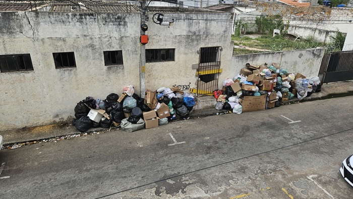 Denúncia:  esgoto a céu aberto e lixo na rua Quintino Bocaiuva, Centro de Juazeiro