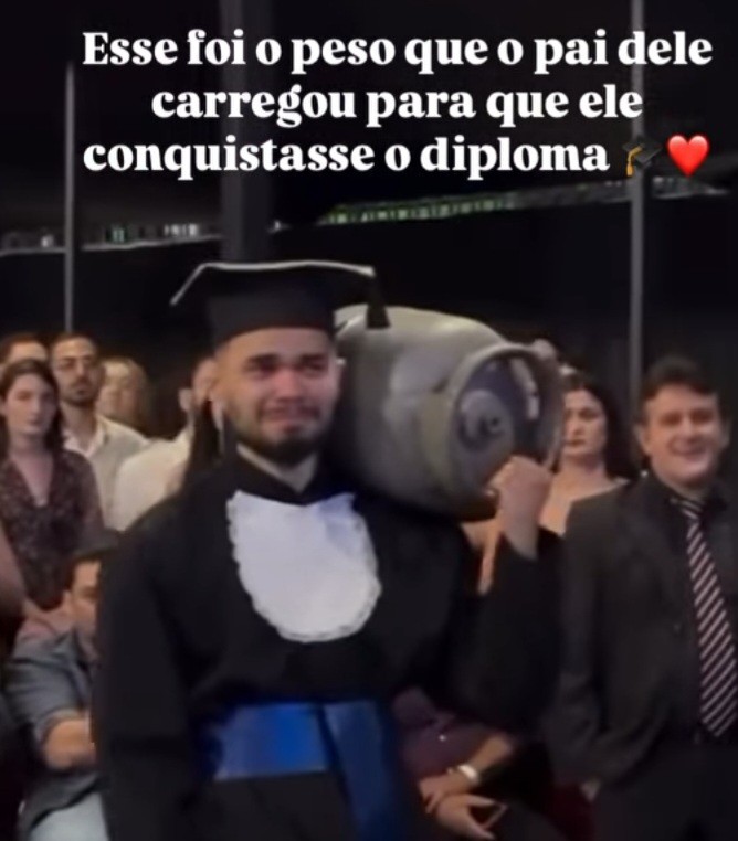 Estudante carrega botijão de gás em formatura para homenagear pai