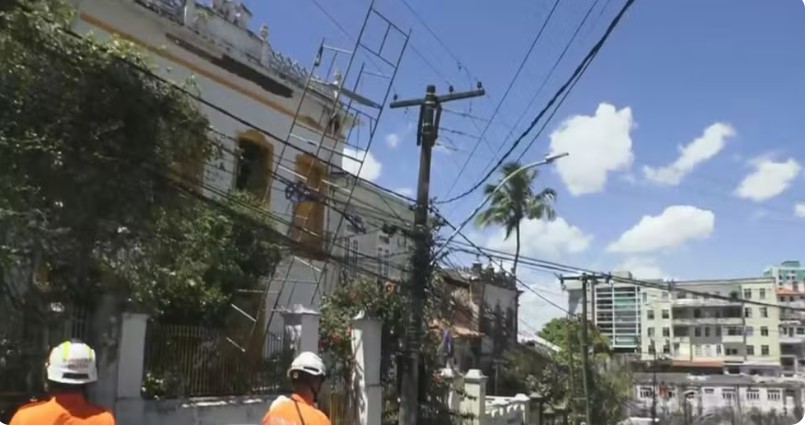 Homem é eletrocutado ao cair em cima de rede elétrica enquanto pintava fachada de casa.Confira