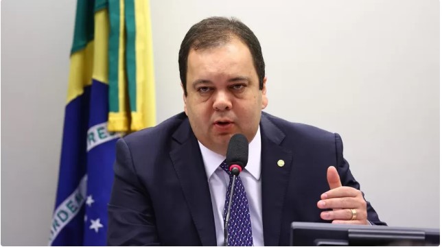 Matéria do UOL aponta uso de recursos da Codevasf para beneficiar fazenda do pai de Elmar. Deputado contesta