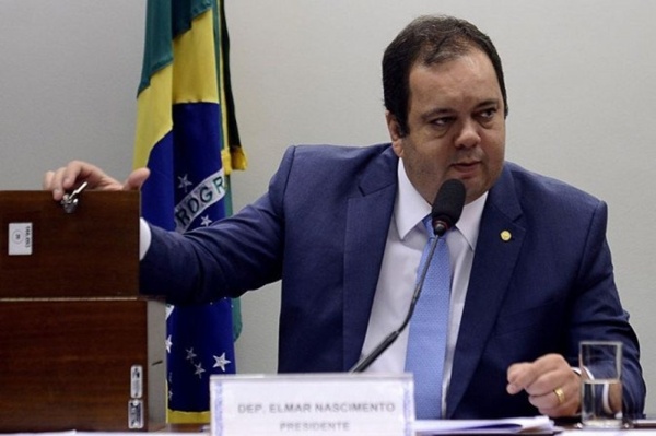 Elmar Nascimento desiste de candidatura e apoiará Hugo Motta na sucessão da Câmara