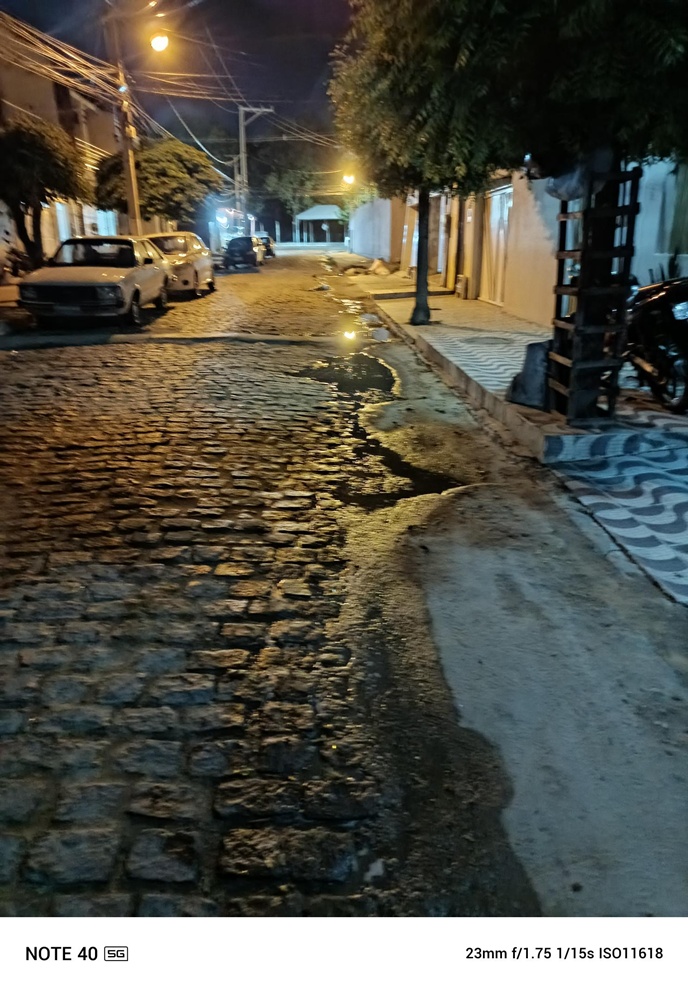 Moradores da Rua Padre Flávio, bairro São Geraldo voltam a reclamar de "esgoto a céu aberto"