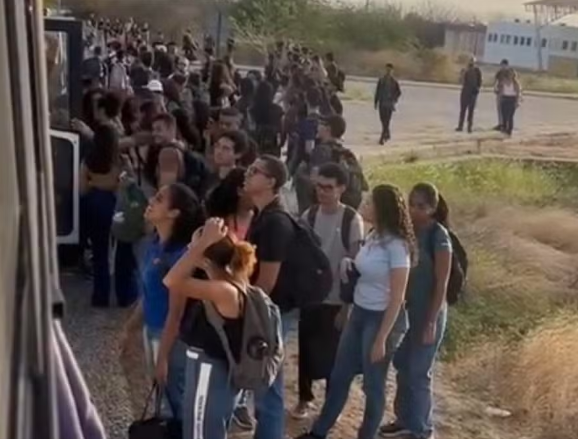 Estudantes relatam dificuldades no transporte devido a redução na frota de ônibus