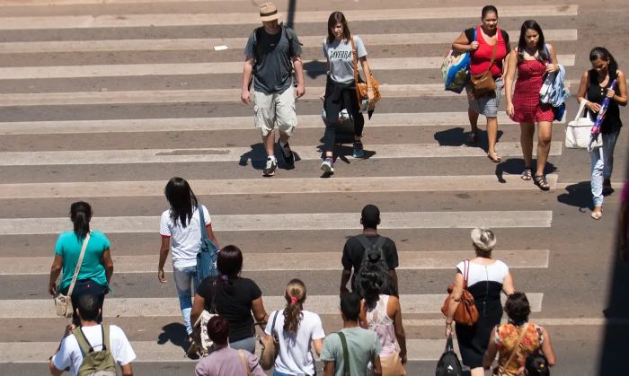 Esperança de vida ao nascer no Brasil ficou em 76 anos em 2023