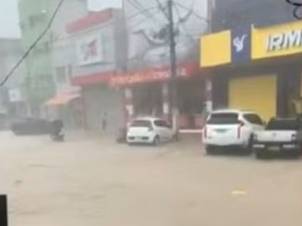 Bahia: moradores desabrigados, alagamentos e rodovia destruída: cidades decretam emergência por causa das fortes chuva