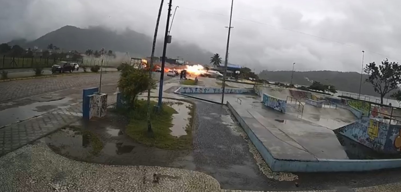 Jatinho ultrapassa a pista do aeroporto, vai parar na praia e explode; piloto morreu