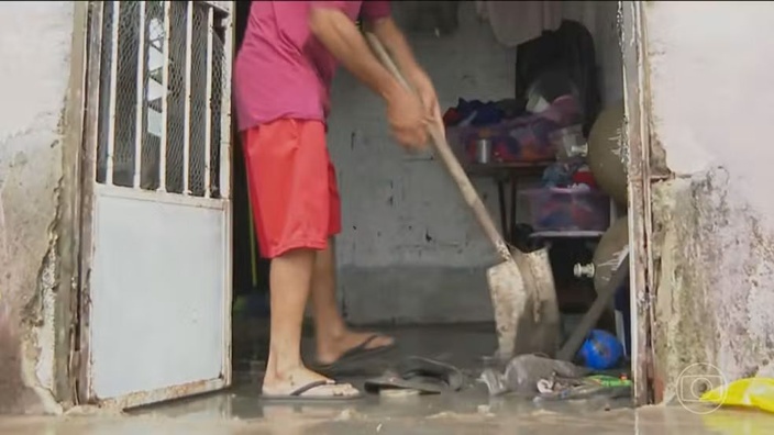 Contato com água das enchentes pelo país pode provocar doenças; saiba quais os sintomas e como se proteger