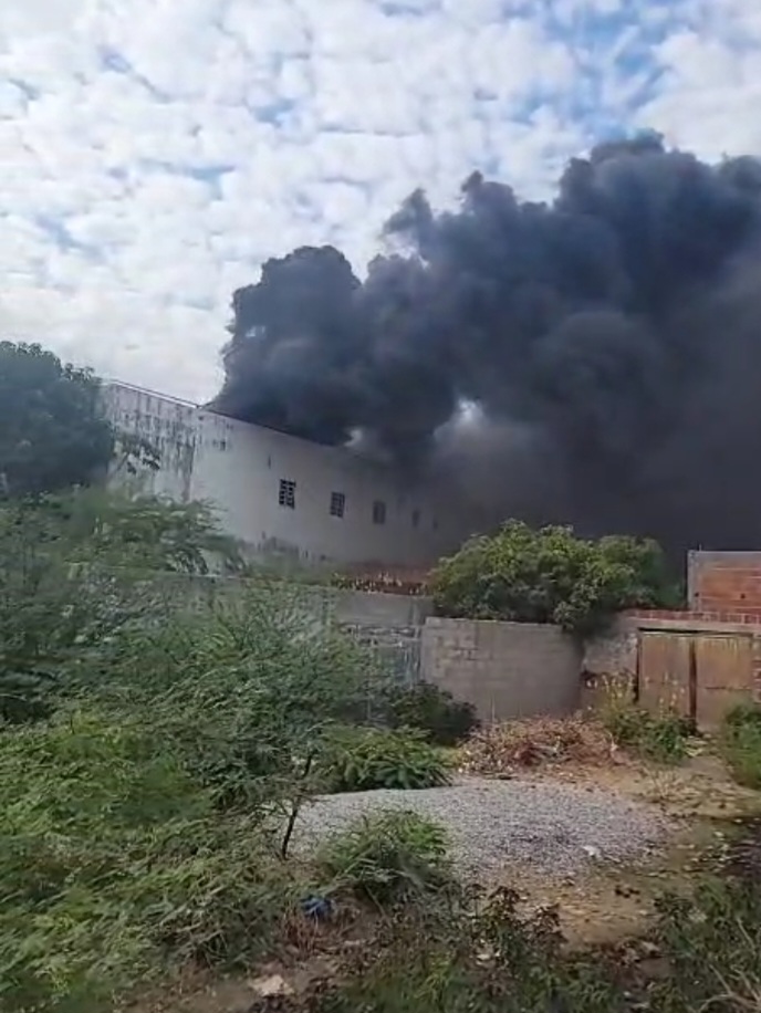 Supermercado em incêndio assusta moradores do Distrito de Piçarrão, em Sento Sé