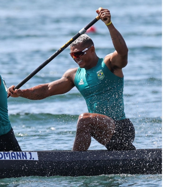 Baiano Isaquias Queiroz conquista medalha de prata em Paris