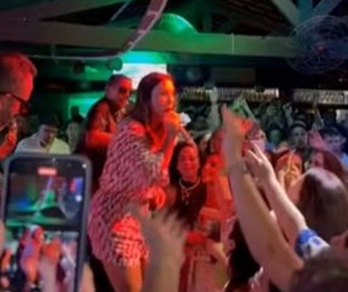 Ivete Sangalo aparece de surpresa em bar na Praia do Forte e emplaca hit imortalizado por Reginaldo Rossi: 