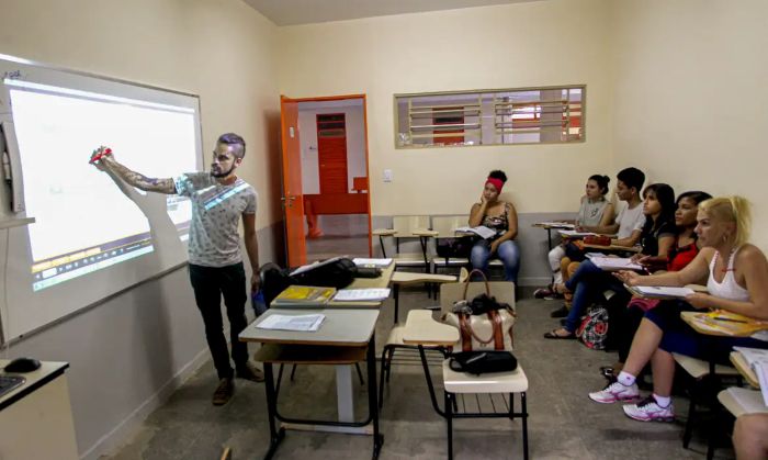 Programa federal Pé-de-Meia fechou o ano com mais de 3,9 milhões de estudantes beneficiados