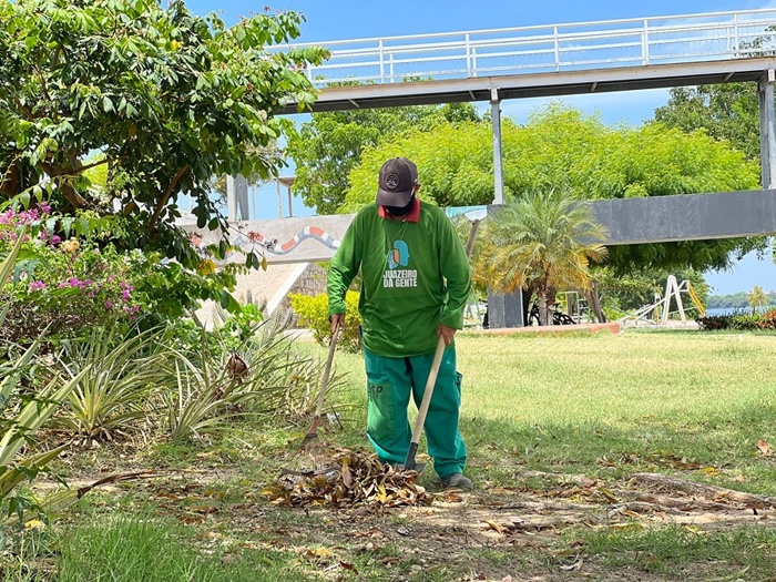 Equipes de limpeza da Prefeitura de Juazeiro intensificam serviços em vários pontos da cidade