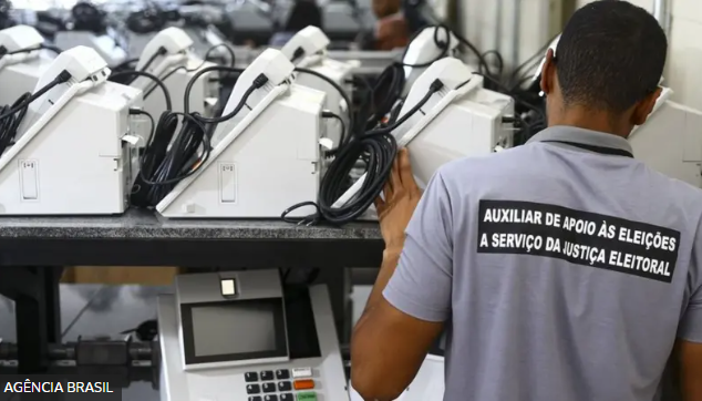 Eleições 2024: TRE inicia carregamento de caminhões com urnas para o primeiro turno