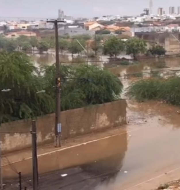 Lagoa do Jatobá:  avenida Barão de Contendas continua intransitável