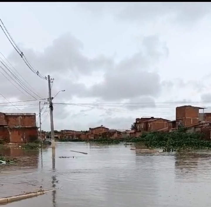 Juazeiro-Moradores enfrentam a falta de infraestrutura: Absurdo é este. Chuva era para ser Benção"