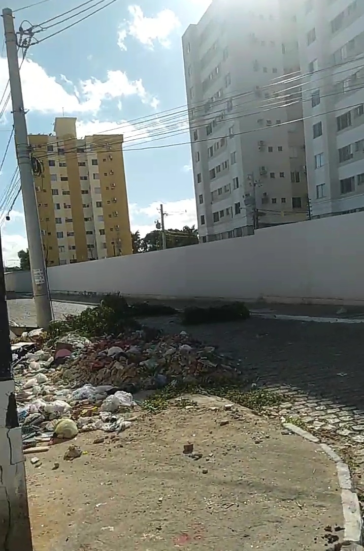 Lixo acumulado no bairro Cajueiro provoca transtornos aos moradores