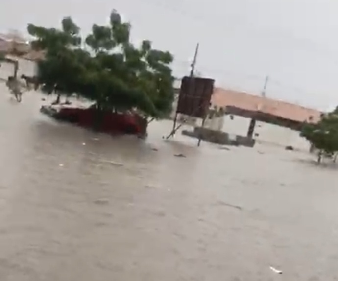 Chuva volta a mostrar a falta de infraestrutura em Juazeiro e Petrolina: "Socorro autoridades", clama morador