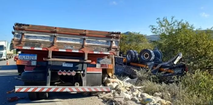 Jaguarari: acidente com três caminhões deixa 2 motoristas mortos