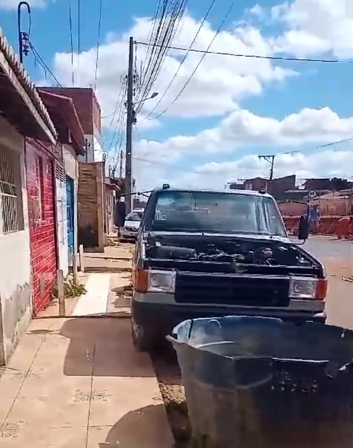 Juazeiro: moradores denunciam estacionamento Irregular na Rua da Linha Férrea, bairro João XXIII