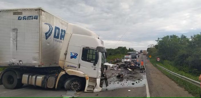 Quatro pessoas morrem após batida entre caminhão e carro