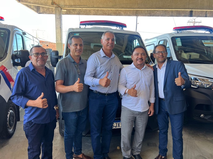 Fruto de Emenda Parlamentar, o deputado Roberto Carlos entrega nova Ambulância para Ourolândia