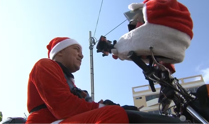 Vestido de Papai Noel, mototaxista de Petrolina distribui alegria e pedidos especiais em suas corridas