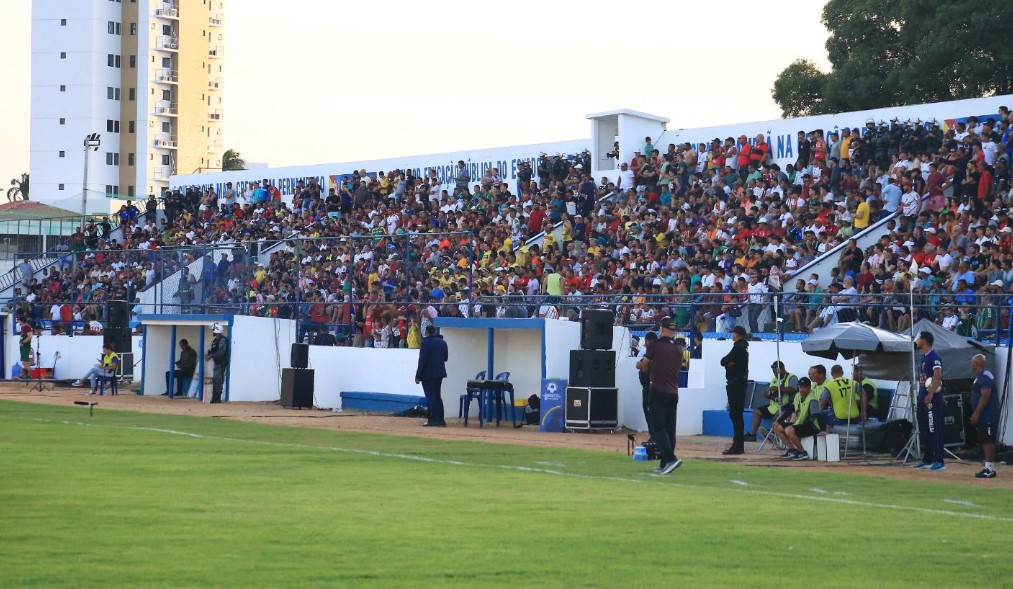 Petrolina cansa de perder gols, é surpreendido no apagar das luzes e frusta torcida no Paulo Coelho 