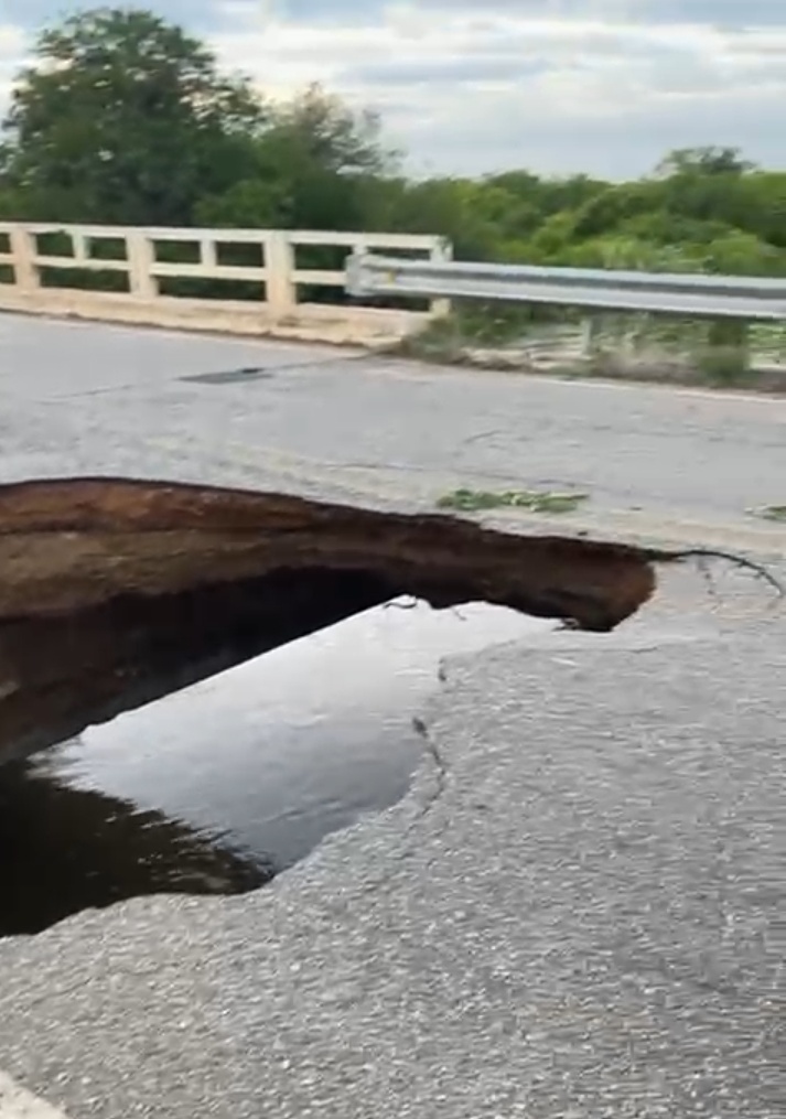 Parte da Ponte do Rio Buracão desaba e motoristas chamam a atenção para os riscos de acidentes entre Juazeiro e Curaçá