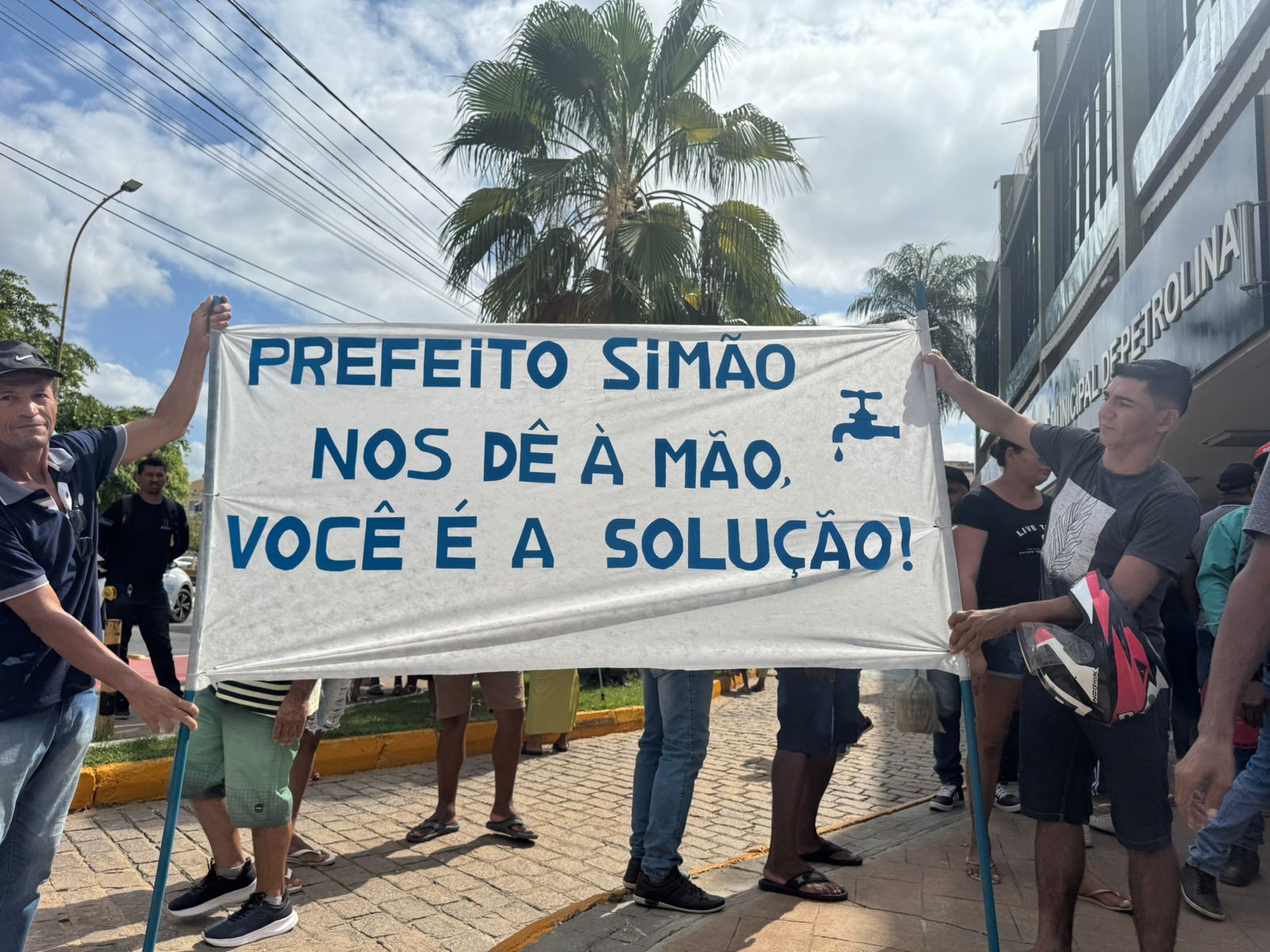 Moradores da Comunidade Vila Nova, localizada no PSNC-Núcleo 8, realizam protesto na frente da Prefeitura de Petrolina