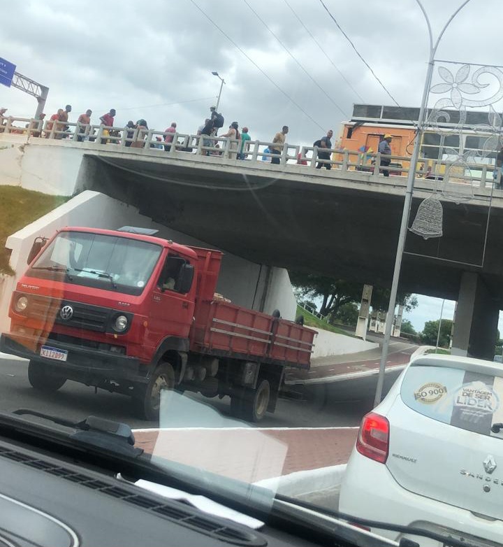  Agricultores do Sistema de Irrigação Itaparica realizam protesto e ocupam trecho da Ponte Presidente Dutra