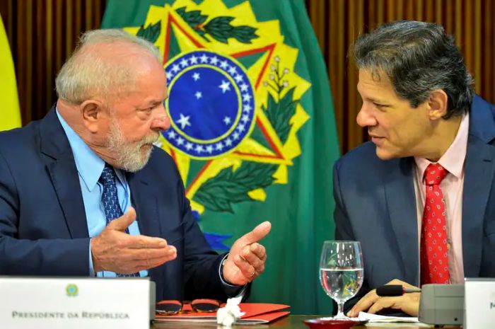 Danças cadeiras do Poder: perto de anunciar trocas no 1º escalão, Lula reúne ministros em almoço