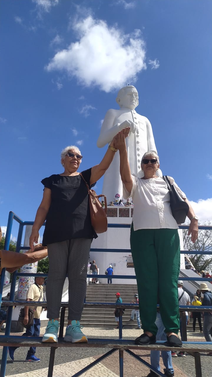 Juazeiro Ceará: Romeiras visitam estátua do Padre Cícero 