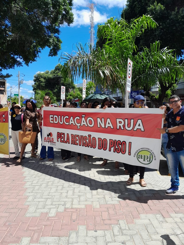 APLB Sindicato em Juazeiro realizou nesta sexta-feira (09) mais um protesto 