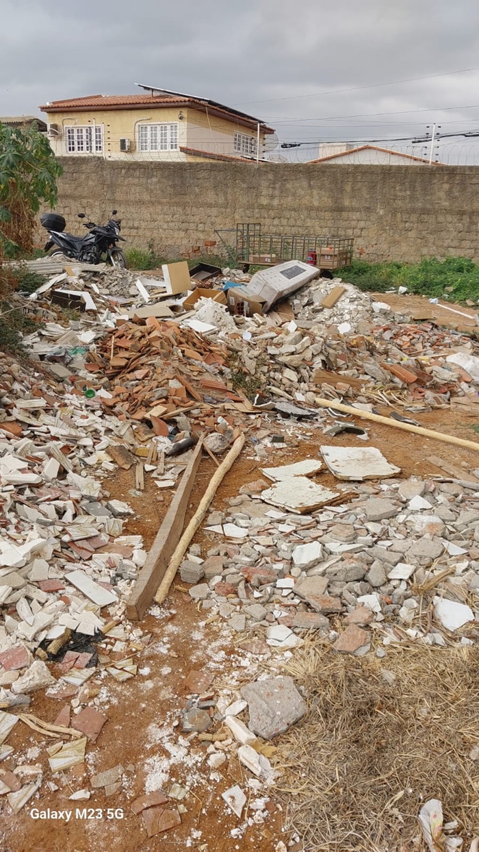 Moradores reclamam de lixo acumulado na orla Juazeiro e bairros. Confira