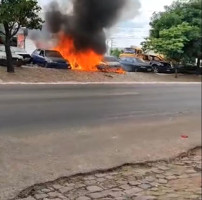 Homens incendeiam veículos; dois são presos após ação criminosa