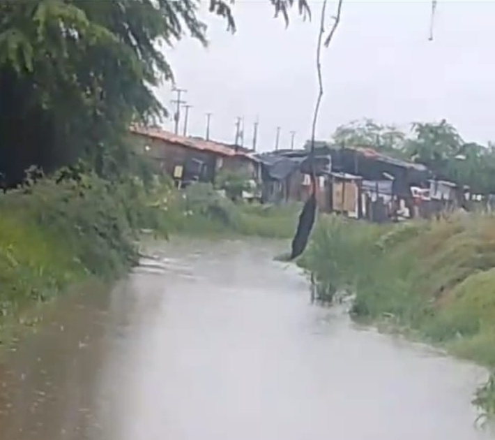 Esgotos e lama: moradores sofrem com falta de infraestrutura em Petrolina