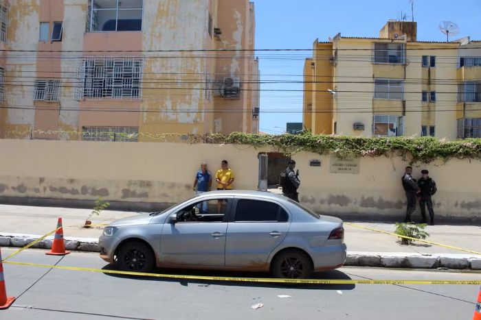 Homem é morto a tiros dentro de carro na Avenida da Integração em Petrolina