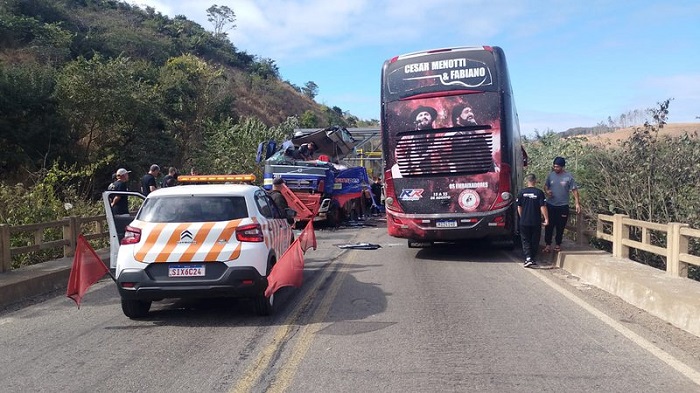 Ônibus da dupla César Menotti e Fabiano se envolve em acidente