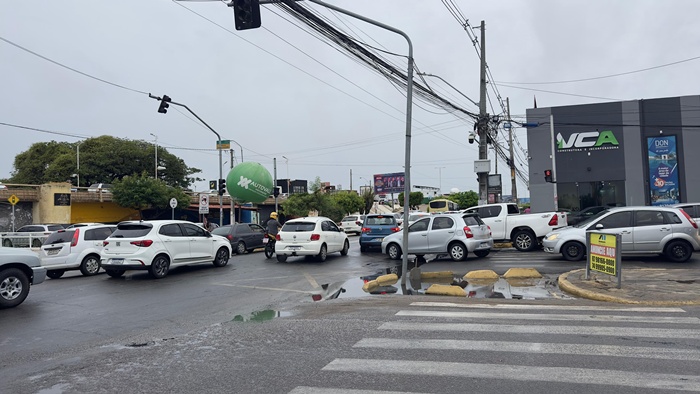 Trânsito parado nas principais ruas de Juazeiro e Petrolina após chuvas